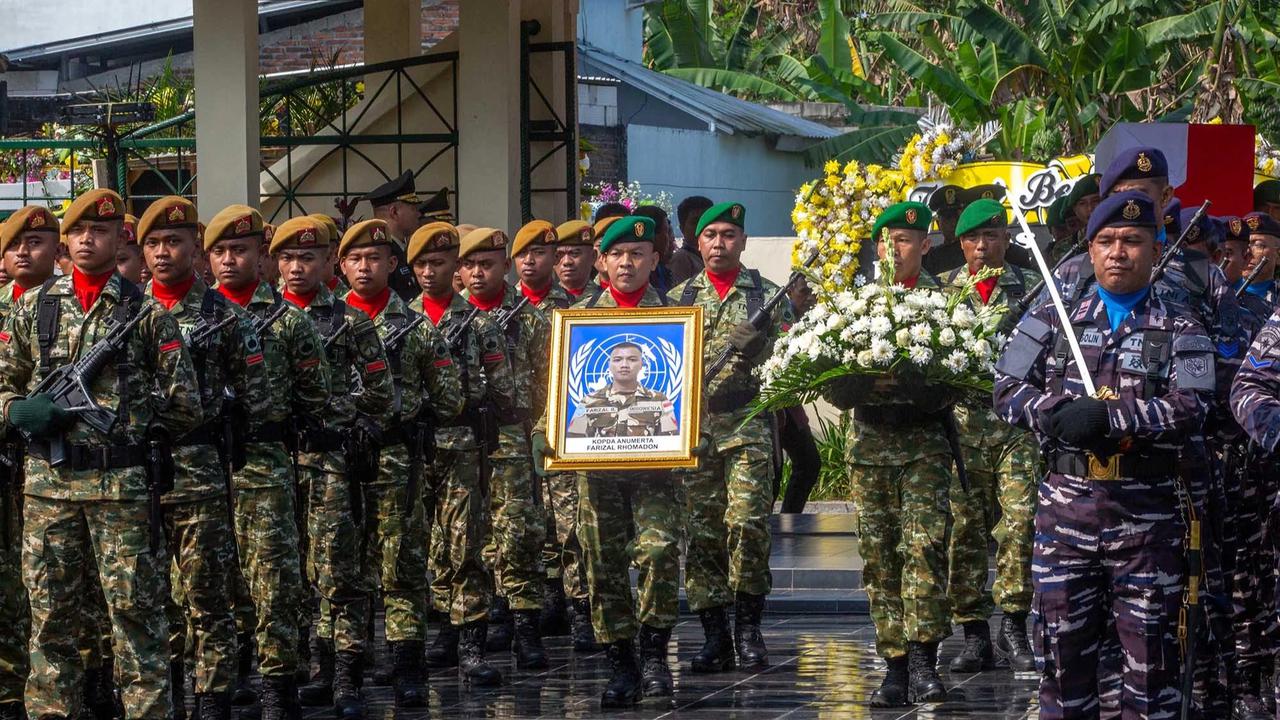 FOTO: Air Mata Keluarga Iringi Pemakaman Prajurit Penjaga Perdamaian