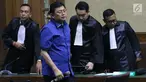 Terdakwa perintangan proses penyidikan KPK, Lucas saat menjalani sidang pembacaan putusan di Pengadilan Tipikor, Jakarta, Rabu (20/3). Lucas divonis bersalah dan dihukum 7 tahun penjara dan denda Rp 600 juta. (Liputan6.com/Helmi Fithriansyah)