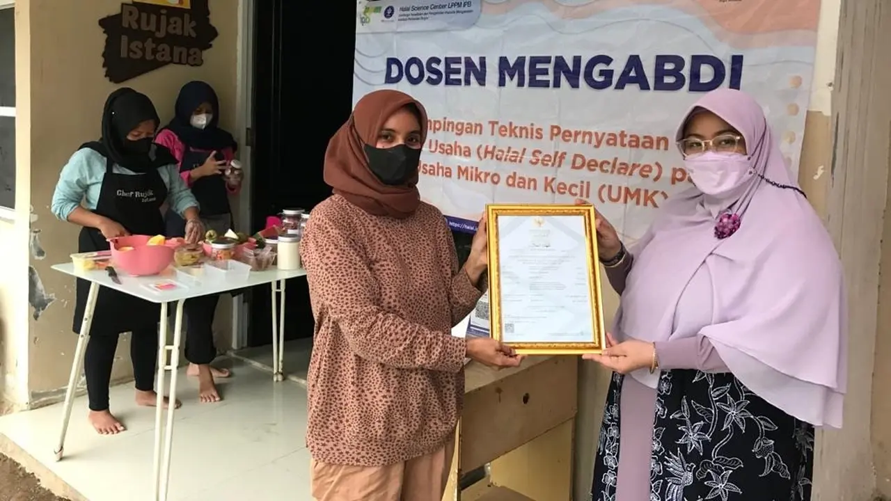 Tim dosen Institut Pertanian Bogor (IPB) blusukan memberikan pendampingan sertifikasi halal bagi pelaku Usaha Kecil dan Mikro (UKM) Bogor. (Liputan6.com/Jayadi Supriadin)
