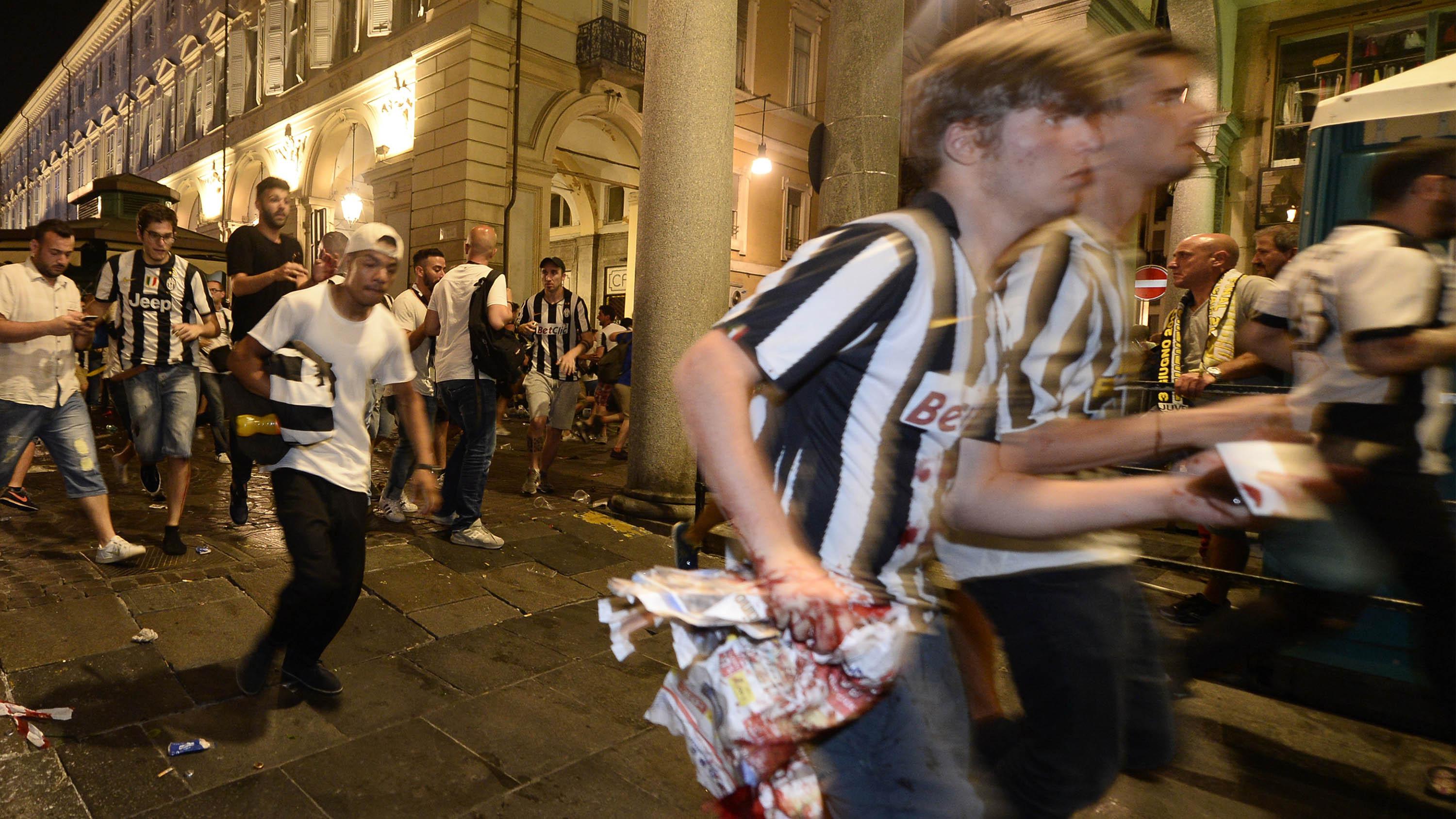 Terjadi kepanikan yang luar biasa saat terdengar ledakan di area nobar di Turin.  (AFP/Massimo Pinca)
