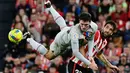 Pemain Barcelona Andreas Christensen (kiri) melompat untuk berebut bola dengan pemain Athletic Bilbao Raul Garcia pada pertandingan sepak bola La Liga Spanyol di Stadion San Mames, Bilbao, Spanyol, 12 Maret 2023. Barcelona mengalahkan Athletic Bilbao dengan skor 1-0. (AP Photo/Alvaro Barrientos)