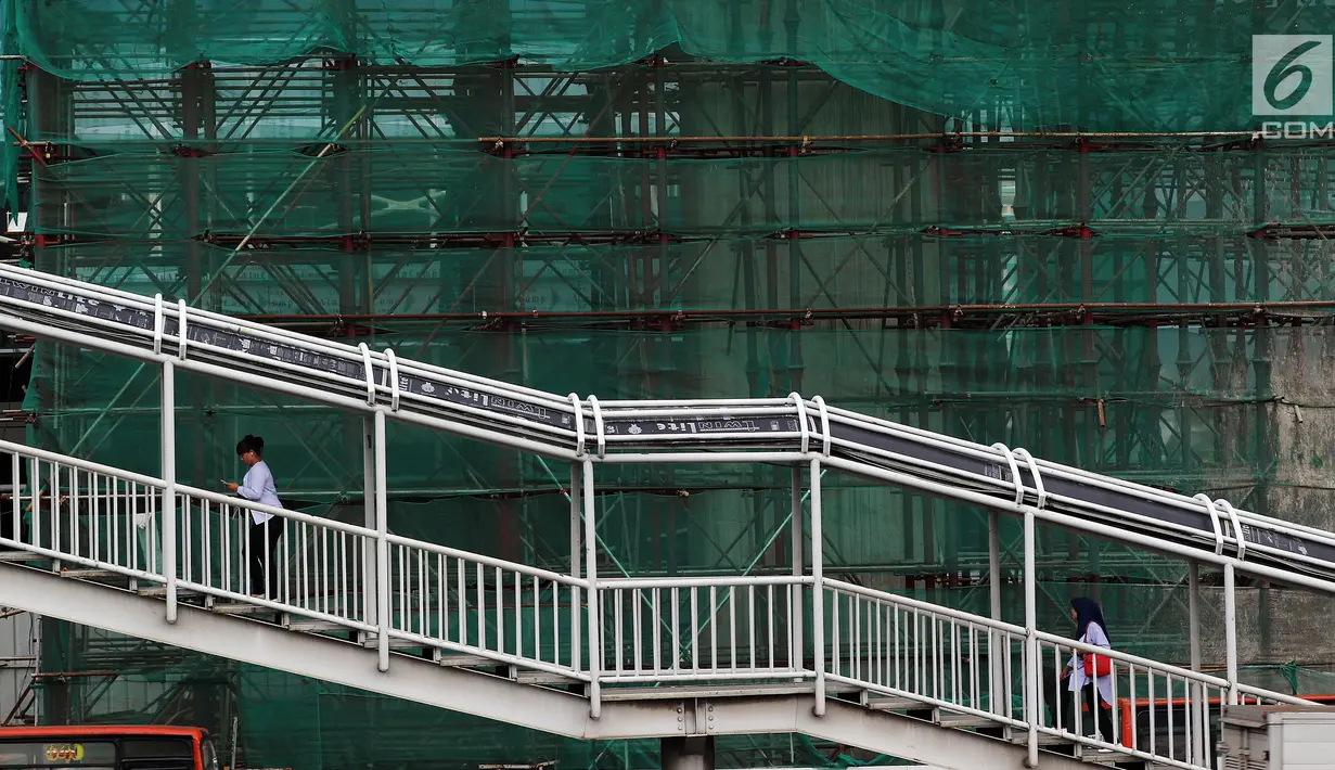 Proyek pembangunan Light Rail Transit (LRT) koridor Cibubur-Cawang di Jakarta, Rabu (5/12). Uji coba LRT koridor Cibubur-Cawang dimungkinkan lebih dulu karena progres konstruksinya paling maju saat ini. (Liputan6.com/JohanTallo)