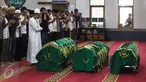 Warga dan kerabat menyolatkan tiga jenazah korban pembunuhan sadis Pulomas di Masjid At Taubah, Pulomas, Kayuputih, Jakarta, Rabu (28/12). Tiga jenazah yaitu Dodi Triono (59) serta dua putrinya Diona Arika dan Dianita Gemma. (Liputan6.com/Faizal Fanani)