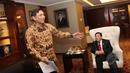 Kepala Staf Kepresidenan, Luhut Binsar Pandjaitan (kiri) berbincang dengan Ketua DPR RI Setya Novanto, Jakarta (2/4/2015). Kedatangan Luhut dalam rangka berkordinasi terkait pelaksanaan dan peringatan KAA ke-60 di Bandung. (Liputan6.com/Helmi Afandi)
