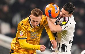 Federico Gatti dan Adam Buksa berebut bola dalam laga Coppa Italia antara Juventus vs Udinese di Turin, 3 Desember 2025. (Fabio Ferrari/LaPresse via AP)