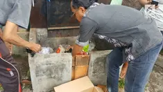 Seorang tukang bakso keliling di kota Palembang, yang ternyata juga spesialis mengutil pakaian di mall.