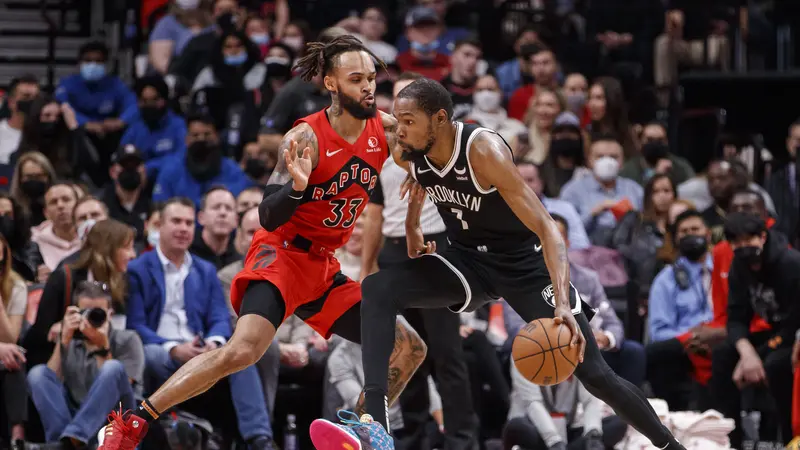 Pemain Brooklyn Nets Kevin Durant (baju hitam) berduel dengan Gary Trent Jr dari Raptors pada lanjutan NBA