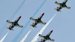 Tim aerobatik tampil selama perayaan untuk memperingati Hari Kemerdekaan Pakistan di Karachi (14/8). Kemerdekaan Pakistan sehari sebelum hari kemerdekaan India pada 15 Agustus. (AFP Photo/Rizwan Tabassum)