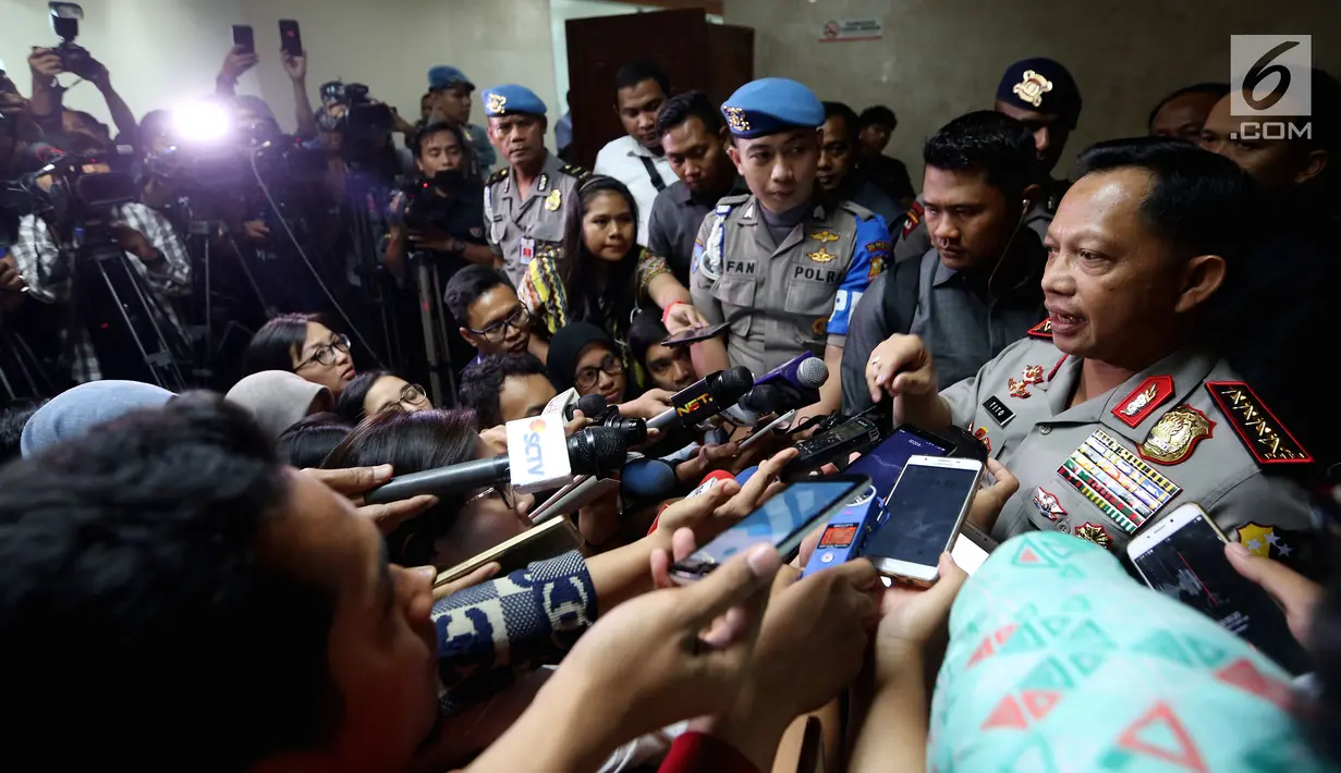 Kapolri Jenderal Tito Karnavian memberikan keterangan pers usai menggelar Rapat Kerja dengan Komisi III DPR RI, Jakarta, Senin (17/7). Rapat juga membahas Penanganan Terorisme dan 17 kasus terkait aplikasi Telegram. (Liputan6.com/Johan Tallo)