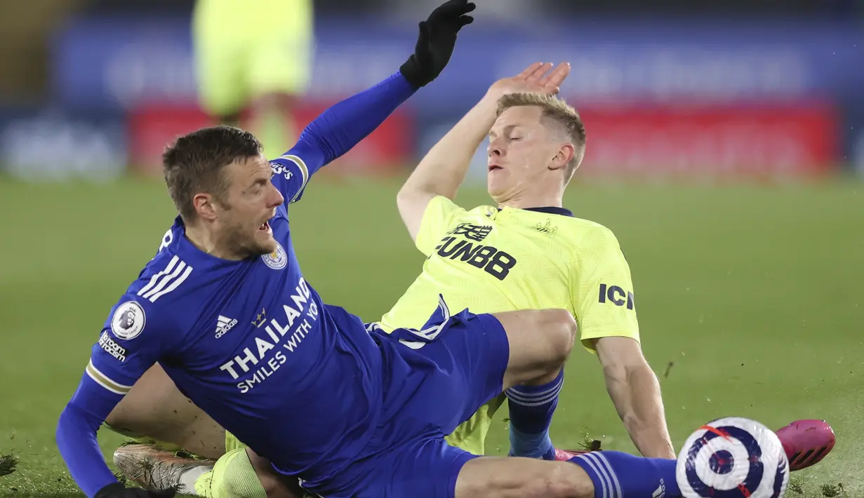 Striker Leicester City, Jamie Vardy (kiri) dan bek Newcastle United, Emil Krafth terjatuh saat perebutan bola dalam laga lanjutan Liga Inggris 2020/2021 pekan ke-35 di King Power Stadium, Leicester, Jumat (7/5/2021). Leicester kalah 2-4 dari Newcastle. (AP/Alex Pantling/Pool)