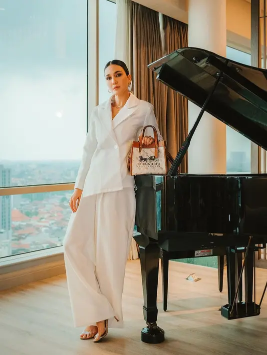 Untuk tampilan sophisticated, kenakan blazer asimetris dan padukan dengan loose pants warna putih seperti Luna Maya. [Foto: IG/lunamaya].