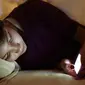 Anak-anak memiliki risiko lebih tinggi menggunakan gadget sebelum tidur ketimbang orang dewasa. (Sumber: Mirror)