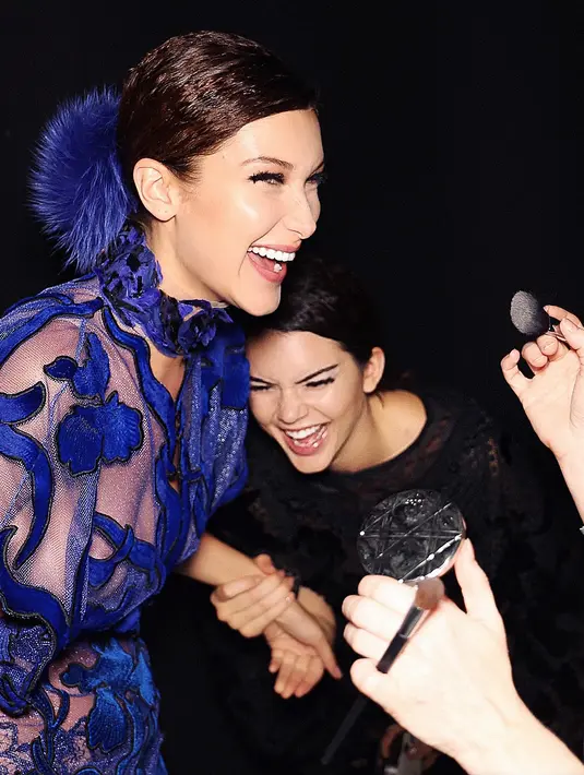 Bella Hadid bahkan nggak bisa menahan ketawanya ketika berada di dekat Kendall Jenner, nih! (instagram/bellahadid)