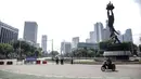 Polisi berjaga di tempat penyekatan PPKM Darurat di kawasan Ratu Plaza, Jakarta, Sabtu (17/7/2021). Menko PMK Muhadjir Effendy mengabarkan Pemberlakuan Pembatasan Kegiatan Masyarakat (PPKM) Darurat akan diperpanjang hingga akhir Juli. (Liputan6.com/Faizal Fanani)