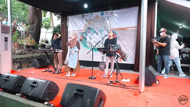 6 Momen Nisa Sabyan Manggung di Hajatan Kampung, Disebut Sepi Job