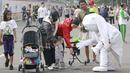 Maskot Piala Dunia 2022, La'eeb, menyapa warga Ibukota saat Car Free Day (CFD) di kawasan Sudirman, Jakarta, Minggu (06/11/2022). (Bola.com/M iqbal Ichsan)