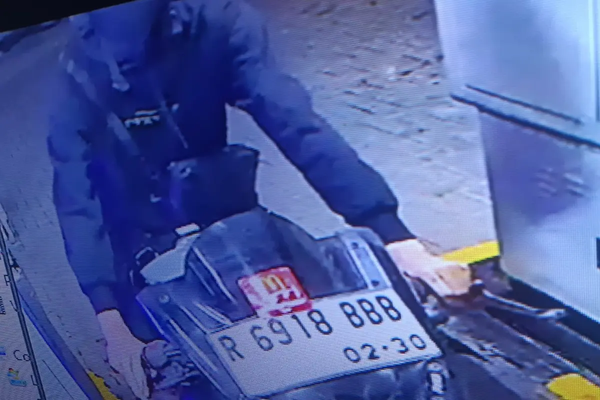 Tayangan CCTV yang memperlihatkan seorang pria berinisial RR (23) ditangkap setelah mencuri sepeda motor Yamaha R15 di Apartemen Tokyo Riverside PIK 2, Teluknaga, Kabupaten Tangerang.