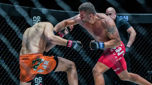 Anatoly Malykhin sukses rebut sabuk ONE Light Heavyweight dan jadi Juara Dunia dua divisi baru (dok. ONE Championship)