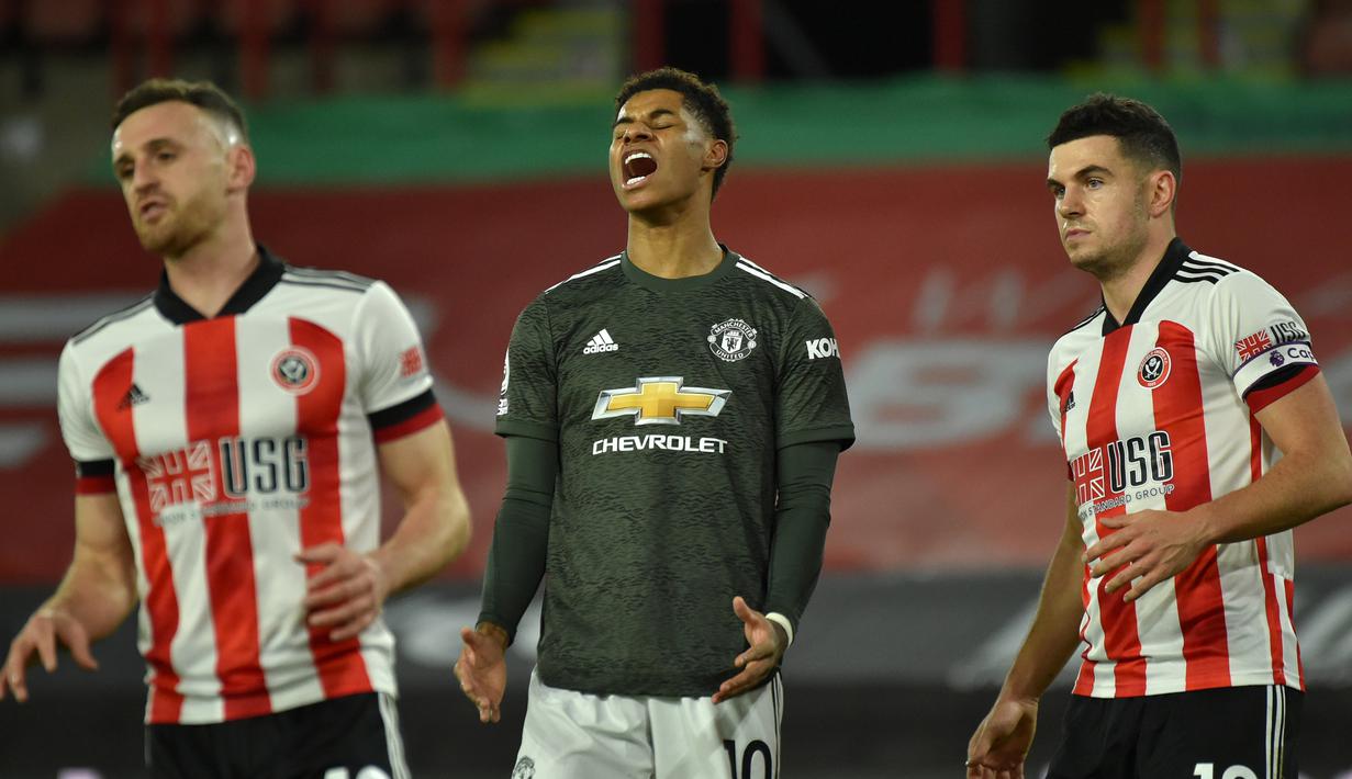 Striker Manchester United, Marcus Rashford, kecewa usai gagal memanfaatkan peluang dalam laga lanjutan Liga Inggris pekan ke-13 melawan Sheffield United di Bramall Lane, Sheffield, Kamis (17/12/2020). Manchester United menang 3-2 atas Sheffield United. (AFP/Rui Vieira/Pool)