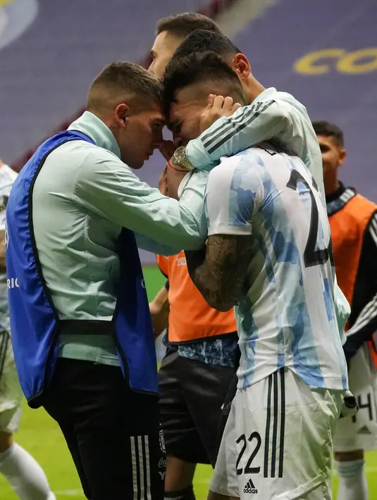 Penyerang timnas Argentina, Lautaro Martinez berselebrasi dengan rekannya setelah mengalahkan Kolombia dalam adu penalti saat laga semifinal Copa America 2021 di Estadio Nacional Brasilia, Rabu (7/7/2021).  Argentina lolos ke final usai menang 3-2 lewat adu penalti. (AP Photo/Andre Penner)