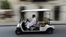 Seorang pemandu wisata Saudi mengendarai kereta listriknya di Kota Tua Jeddah, Arab Saudi (8/11/2021). Kota Tua Jeddah terletak di pantai timur Laut Merah. Kota ini konon telah berumur 3.000 tahun. (AP Photo/Amr Nabil)