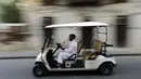Seorang pemandu wisata Saudi mengendarai kereta listriknya di Kota Tua Jeddah, Arab Saudi (8/11/2021). Kota Tua Jeddah terletak di pantai timur Laut Merah. Kota ini konon telah berumur 3.000 tahun. (AP Photo/Amr Nabil)