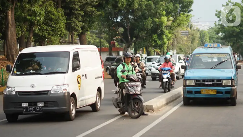 Minim Pengawasan, Pemotor Bebas Lawan Arah di Lenteng Agung