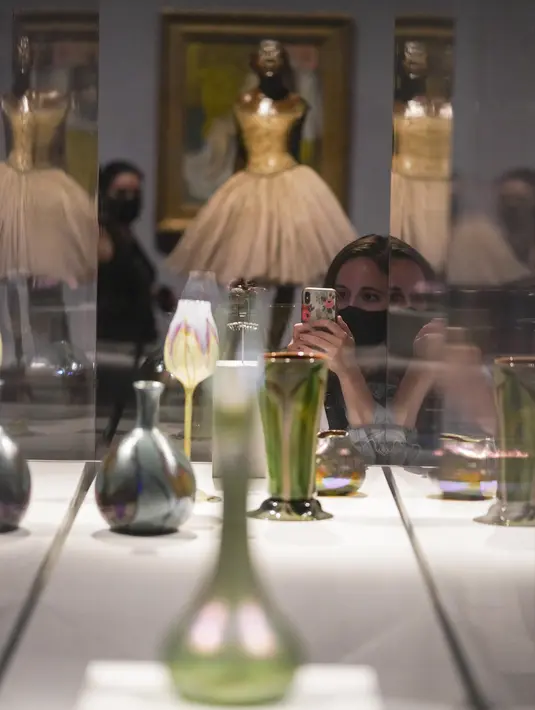 Seorang pengunjung memotret benda-benda pameran di Metropolitan Museum of Art Fifth Avenue, New York, Amerika Serikat, 27 Agustus 2020. Dengan meningkatkan protokol kesehatan dan keselamatan, museum tersebut kembali dibuka untuk anggotanya pada 27 Agustus 2020. (Xinhua/Wang Ying)