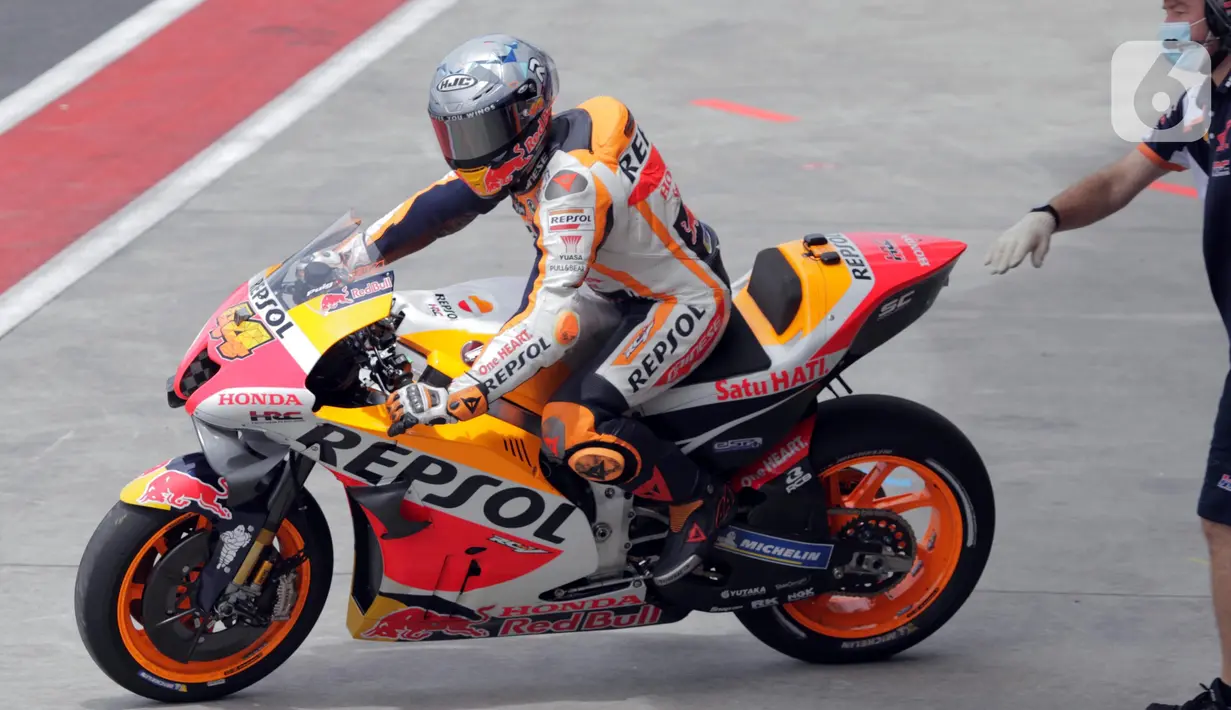 Pembalap Repsol Honda Team, Pol Espargaro saat sesi Warm Up MotoGP di Pertamina Mandalika International Street Sirkuit, Nusa Tenggara Barat, Minggu (20/3/2022). (Liputan6.com/Helmi Fithriansyah)