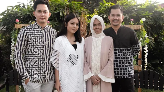 6 Potret Kebersamaan Kiki Farrel dan Ibunya yang Derita Kanker Usus