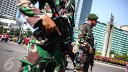 Sejumlah pasukan Pasukan TNI bersenjata lengkap berjaga dikawasan Bunderan HI, Jakarta, (31/7). Penjagaan tersebut dilakukan terkait pengamanan KTT ke-12 World Islamic Economic Forum (WIEF) di Jakarta pada 2-4 Agustus 2016. (Liputan6.com/Faizal Fanani)