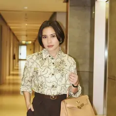 Perpaduan warna earth tone yang ia pilih memberi kesan hangat, tenang, sekaligus elegan untuk tampilan sehari-hari. [@prillylatuconsina96].