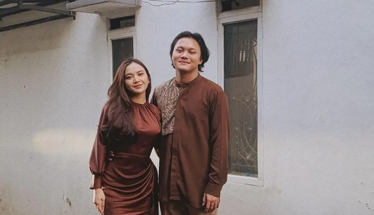 <p>Masih dengan momen lebaran, kali ini menggunakan warna coklat. Mahalini tampak manis dengan kaftan bahan silk yang membentuk tubuh. [Instagram/rizkyfbian]</p>