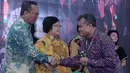 GM Produksi PT Pupuk Kujang Ariffianto menerima penghargaan Proper Hijau pada ajang Penghargaan Anugerah PROPER 2018 dari Kementerian Lingkungan Hidup dan Kehutanan, yang diserahkan Menteri Siti Nurbaya di Jakarta, Kamis (27/12). (Liputan6.com/HO/Ines)