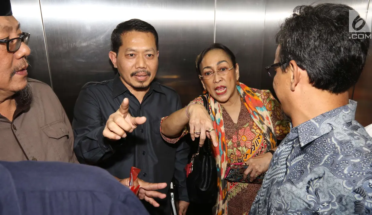 Budayawati Sukmawati Soekarnoputri menaiki lift menuju ruangan Ketua MUI, Ma'ruf Amin di kantor Majelis Ulama Indonesia (MUI), Jakarta, Kamis (5/4). Sukmawati memilih bungkam dan hanya melempar senyuman kepada para wartawan. (Liputan6.com/Angga Yuniar)