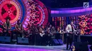 Pedangdut Rhoma Irama saat tampil dalam acara Indonesian Dangdut Awards 2018 di Studio 5 Indosiar, Jakarta, Jumat (12/10). Rhoma Irama membawakan lagu Euphoria dan Musik. (Liputan6.com/Faizal Fanani)