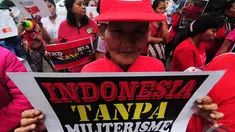 Sejumlah massa dari LBH Jakarta demo didepan Gedung Komisi Pemilihan Pemilu (KPU), Jakarta, Senin (7/7/2014) (Liputan6.com/Faizal Fanani) 