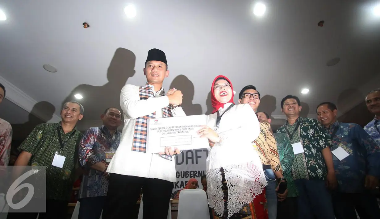 Agus Harimurti Yudhoyono dan Sylviana Murni usai mendaftar ke KPUD Jakarta sebagai pasangan Cagub dan Cawagub DKI Jakarta 2017, Jumat (23/9). Agus dan Sylviana diusung oleh Partai Demokrat, PKB, PPP, dan PAN.(Liputan6.com/Immanuel Antonius)