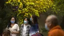 <p>Orang-orang yang memakai masker berkumpul di taman umum di Beijing, Kamis (21/4/2022). Di daratan Cina, jumlah kematian meningkat menjadi lebih dari 20 dalam wabah di Shanghai yang menutup kota terbesar di negara itu. (AP Photo/Mark Schiefelbein)</p>