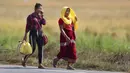 Perempuan suku Tiwa kembali dari pasar di pinggiran Gauhati, India (16/11/2019). Lebih dari 70 persen dari 1,25 miliar penduduk India terlibat dalam pertanian. (AP Photo/Anupam Nath)