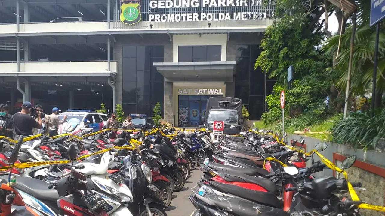 Direktorat Lalulintas Polda Metro Jaya menyusuri sejumlah titik konsentrasi massa di Jakarta. Sebanyak 69 unit sepeda motor terparkir sembarangan. Petugas mengangkutnya untuk di taruh di Polda Metro Jaya.