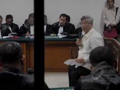 Terpidana korupsi Akil Mochtar menjadi saksi dalam sidang lanjutan kasus Pilkada Tapanuli Tengah di Pengadilan Tipikor, Jakarta, Senin (13/4/2015). Bonaran Situmeang didakwa menyuap Akil Mochtar Rp. 1,8 miliar. (Liputan6.com/ Andrian M Tunay)