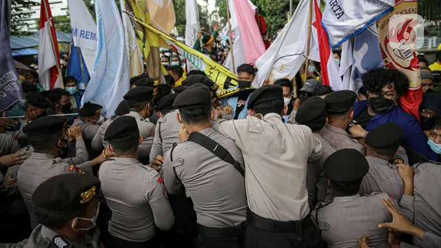 FOTO: Mahasiswa Saling Dorong dengan Polisi Saat Demo di KPK
