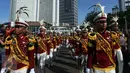 Sejumlah Interpol berbaris rapi saat parade bendera di kawasan Bundaran HI, Jakarta, Minggu (30/10). Parade ini merupakan rangkaian arak-arakan parade Bendera Menjelang Sidang Umum Interpol Ke-85. (Liputan6.com/Johan Tallo)