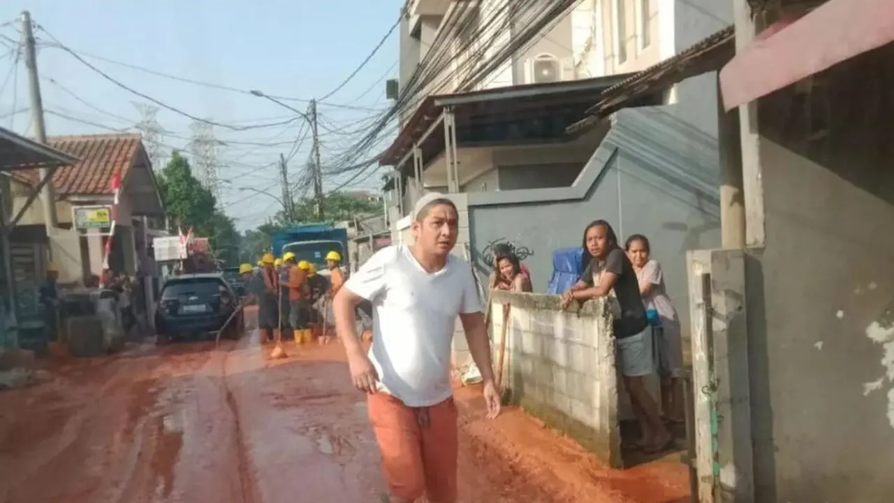 Pasha Ungu mengamuk karena akses jalan yang dilewatinya macet parah imbas galian PLN yang berlumpur (https://www.instagram.com/p/Ch5-Bj2vHOj/)