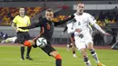 Pemain Latvia Eduards Emsis (kanan) berebut bola dengan pemain Belanda Noa Lang (kiri) pada pertandingan sepak bola kualifikasi Grup G Piala Dunia 2022 di Stadion Daugava, Riga, Latvia, 8 Oktober 2021. Belanda menang 1-0. (AP Photo/Roman Koksarov)