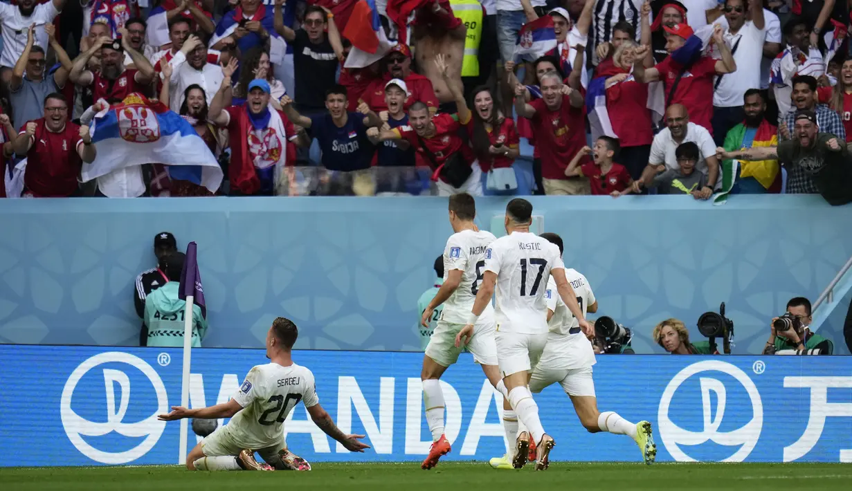 Masih di masa injury time babak pertama, Serbia berbalik unggul 2-1 melalui gol Sergej Milinkovic-Savic. Ia berhasil memanfaatkan umpan Andrija Zivkovic yang berhasil merebut bola dari penguasaan pemain Kamerun. Skor 2-1 untuk keunggulan Serbia bertahan hingga babak pertama usai. (AP/Manu Fernandez)