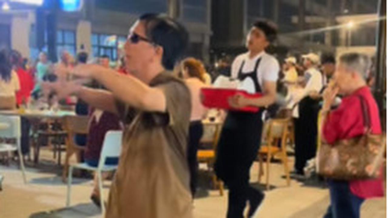 Asyik Tua Muda Bergoyang Sampai Keringatan Nikmati Lagu Remix di Pelataran Restoran Remaja PIK