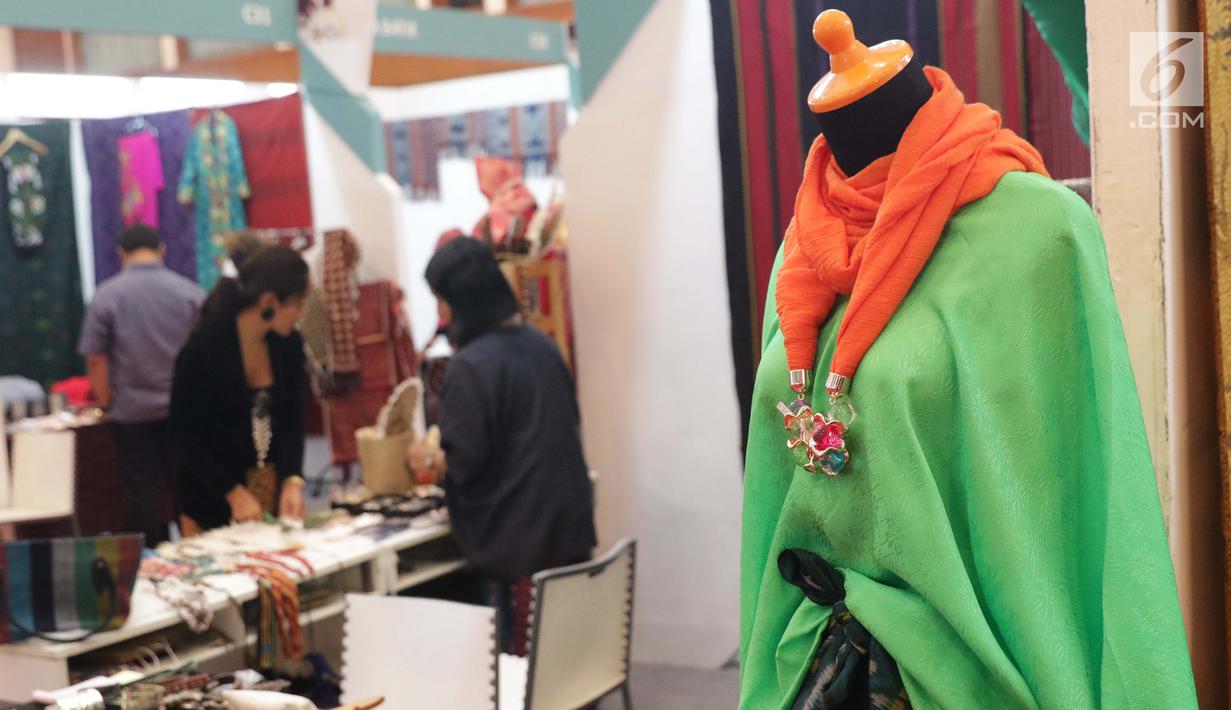 Salah satu model kain nusantara yang dipamerkan pada Gelar Kain Unggulan Nusantara di Jakarta Convention Center, Jumat (27/9/2019). Ratusan model kain dipamerkan dalam Gelar Kain Unggulan Nusantara yang berlangsung hingga Minggu, 29 September mendatang. (Liputan6.com/Helmi Fithriansyah)
