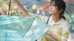 Seo Mok Ha menampung air hujan saat bertahan hidup di Castaway Diva. Dia menggunakan air itu untuk keperluan sehari-harinya di pulau tak berpenghuni. (Foto: Instagram/ eunbining0904)